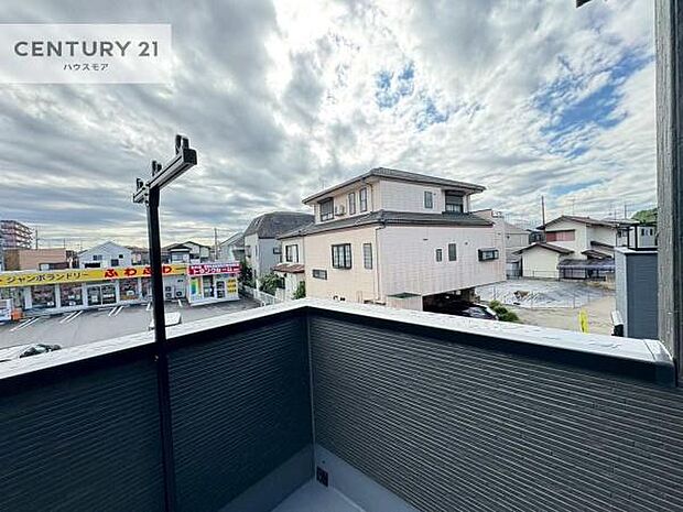 落ち着きある住宅街です!周囲には高い建物がなく、空が広く開放感があり、陽当たりを大きく遮られることもありません!気持ちの良い風が通り抜ける街並みです!