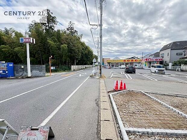 前面道路は4m×8.89m!陽当り良好な立地です。車庫入れが苦手な方も安心ですね。