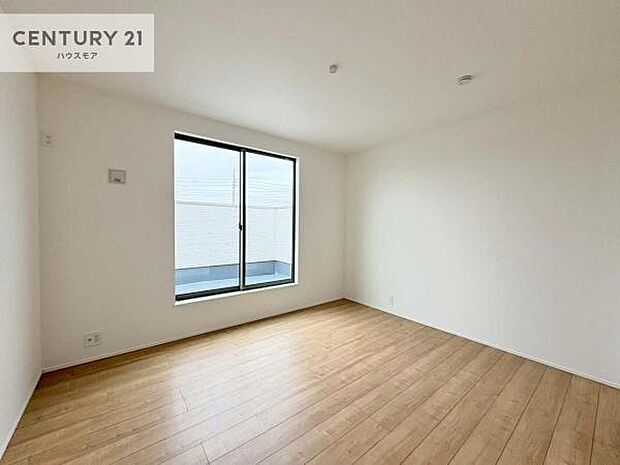 バルコニーに面している洋室です。明るく温もりがあり、換気もしっかりできます！朝起きて、外に出て背伸びをしつつ深呼吸をし良い朝を迎え入れることができます。