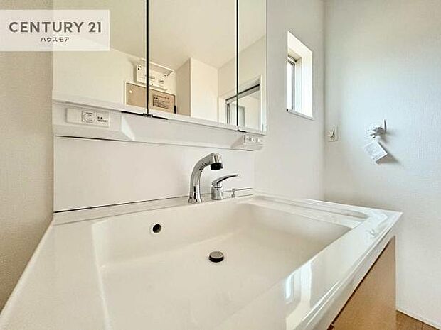 深い洗面台ボウルは、水が跳ねにくいのでお手入れが楽々！清潔感が保てます！キレイな洗面所で自分磨きのモチベーションが上がりますね！