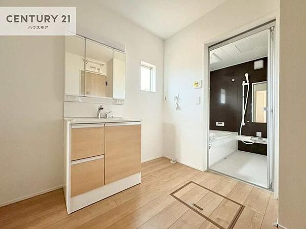 小窓付きの明るい洗面室です！湿気もすぐに入れ替えができて清潔に保つことができます！自然光が差し込むのでお化粧の仕上がりも良くなりますね！