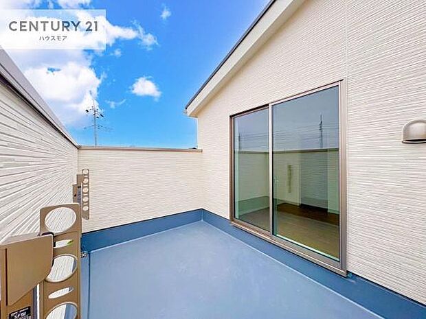 広々としているバルコニーです！お洗濯物を干すのはもちろん風に当たりながらくつろぎタイムが送れます！