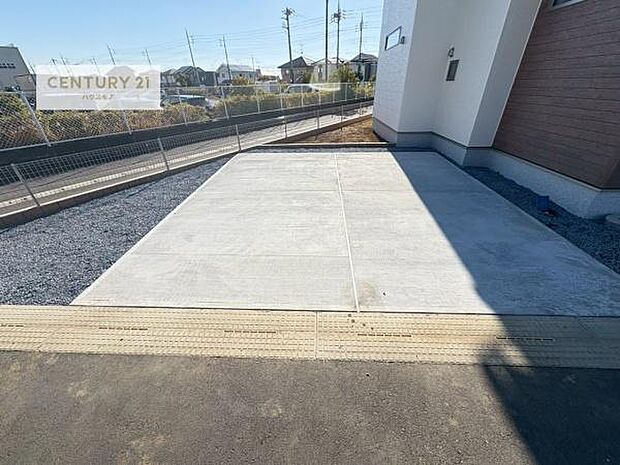 駐車スペースは2台分あります！セカンドカーはもちろん、バイクや自転車なども置き場所に困りません。