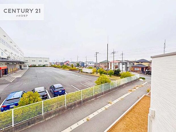 落ち着きある住宅街です！周囲には高い建物がなく、空が広く開放感があり、陽当たりを大きく遮られることもありません！気持ちの良い風が通り抜ける街並みです！