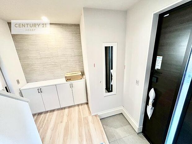 玄関収納が充実しているので、玄関周りがスッキリ片付き来客時に靴の置き場に困りません!