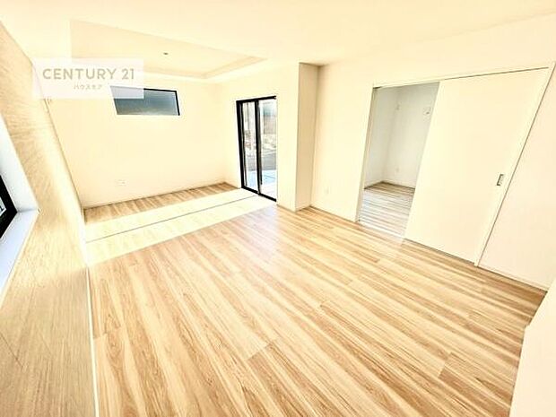 大きな窓からたっぷりの陽ざしが入る明るいリビング。開放感のあるリビングで家族団らんのくつろぎの時間を過ごせます。