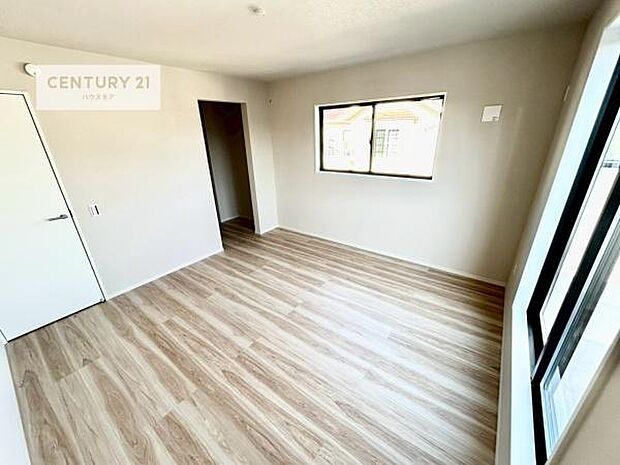 バルコニーに面している洋室です。明るく温もりがあり、換気もしっかりできます!朝起きて、外に出て背伸びをしつつ深呼吸をし良い朝を迎え入れることができます。