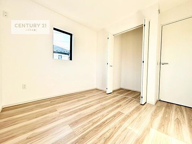 掃き出し窓がないお部屋は、お子様のお部屋としても安心です!収納スペースも充実しているので散らかったお部屋をサッと片付けられます!
