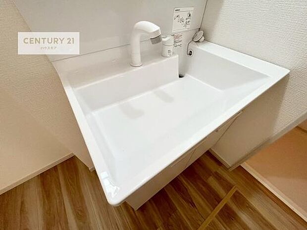 深い洗面台ボウルは、水が跳ねにくいのでお手入れが楽々!清潔感が保てます!キレイな洗面所で自分磨きのモチベーションが上がりますね!