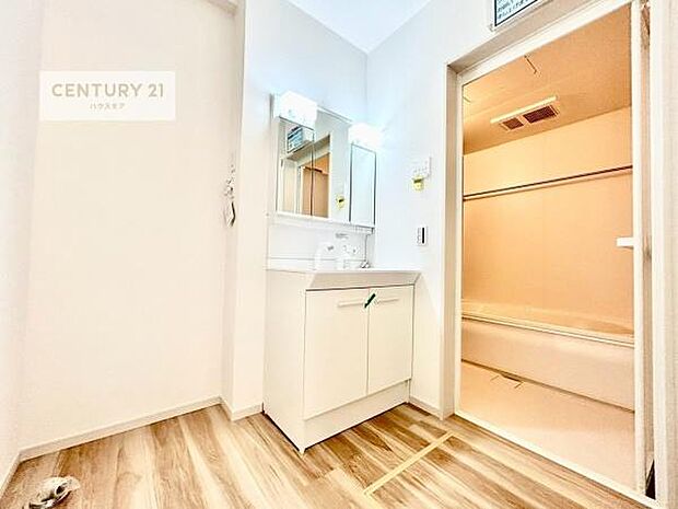 身なりを整える洗面所は、清潔感が大事です!水周りの清潔感のある雰囲気を演出!気持ちよくお使いいただけます。