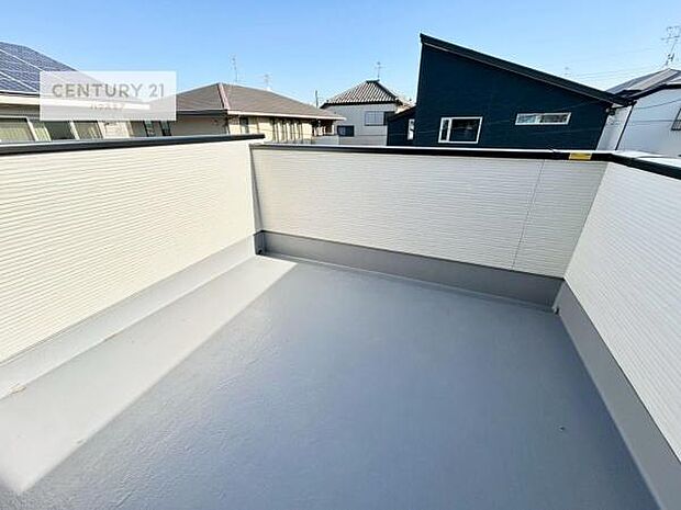 広々としているバルコニーです!お洗濯物を干すのはもちろん風に当たりながらくつろぎタイムが送れます!