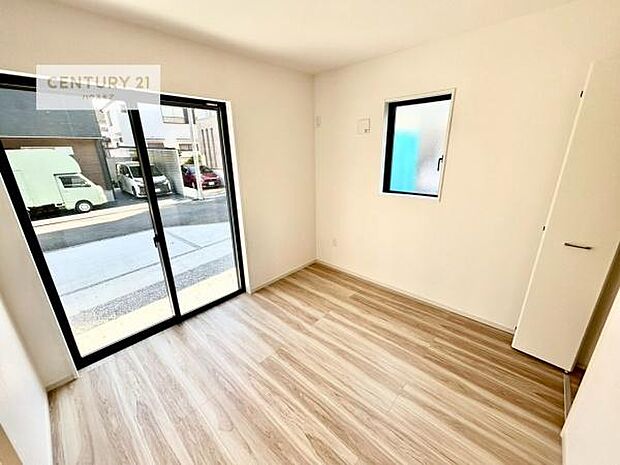 リビングと隣接した洋室です!家事の休憩スペースやキッズスペースとして活用するのもよさそうですね!収納も付いています!