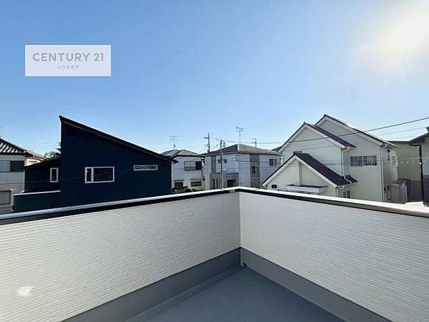 晴れた日には青い空を見渡せる開放的な時間を楽しめます。気持ちの良い風が通り抜ける街並みです!