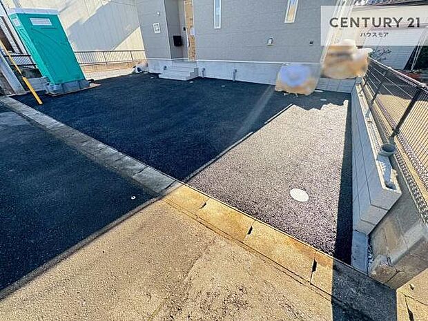 駐車スペースは2台分あります！セカンドカーはもちろん、バイクや自転車なども置き場所に困りません。