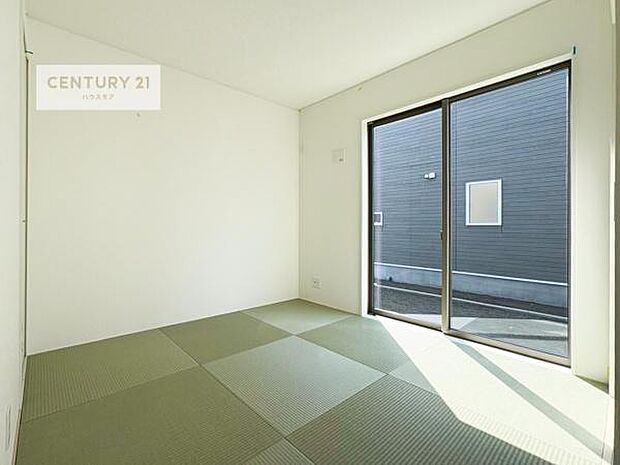 タタミの香りが安らぎを与える、リラックス空間。窓も大きく開放感のある和室となっております。日本人の心感じる「和」の空間。井草の香り漂う空間は癒しのひと時を演出してくれます！（同仕様）