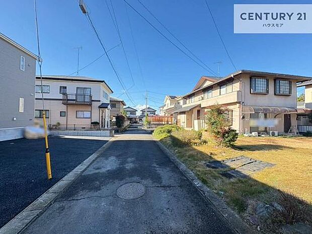 前面道路は4.03ｍ！陽当り良好な立地です。車庫入れが苦手な方も安心ですね。