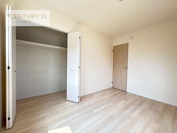 掃き出し窓がないお部屋は、お子様のお部屋としても安心です！収納スペースも充実しているので散らかったお部屋をサッと片付けられます！