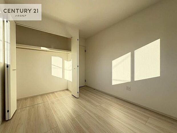 掃き出し窓がないお部屋は、お子様のお部屋としても安心です！収納スペースも充実しているので散らかったお部屋をサッと片付けられます！