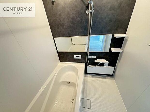 落ち着きある大人の雰囲気のバスルームは、味が出ていてバスタイムが充実！お仕事頑張っているご褒美にお好みの匂いの入浴剤を入れて、楽しんでみてはいかがでしょうか？