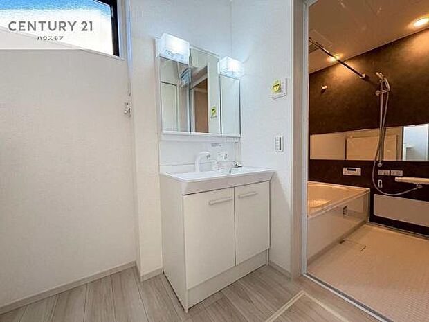 小窓付きの明るい洗面室です！湿気もすぐに入れ替えができて清潔に保つことができます！自然光が差し込むのでお化粧の仕上がりも良くなりますね！