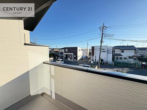 陽当たり良好なバルコニーです！晴れた日には青い空を見渡せる開放的な時間を楽しめます。