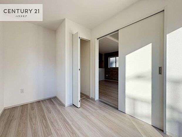 洋室は子供部屋や寝室、色々と用途多彩に利用できますね。収納力もたっぷりなので、広々気持ちよく過ごすことができます。