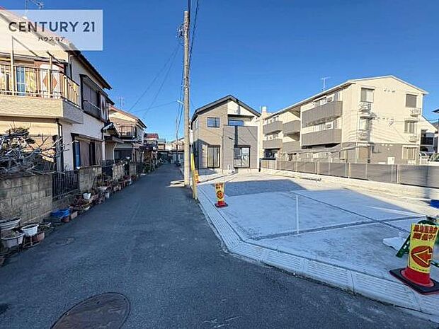 前面道路4.5ｍ×7.9ｍ！陽当り良好な立地です。車庫入れが苦手な方も安心ですね。