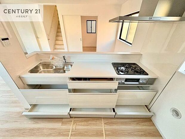 収納スペースが豊富で、調理スペースがスッキリと片付きひろ〜く活用できます！快適に作業ができます！毎日の料理が捗ります！