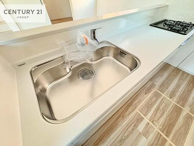 大人気の対面式システムキッチンを採用しています！ご家族のコミュニケーションが自然と増える設計です。お子様にも目が届くので嬉しいですね。広々使えて快適に作業が進みます。