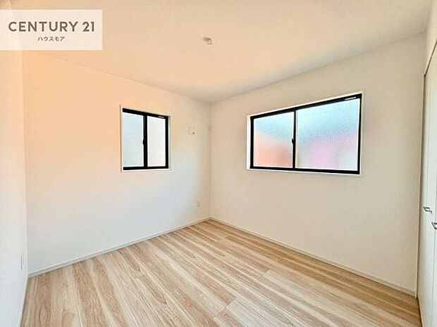 掃き出し窓がないお部屋は、お子様のお部屋としても安心です！収納スペースも充実しているので散らかったお部屋をサッと片付けられます！