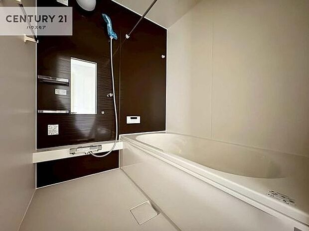 落ち着きある大人の雰囲気のバスルームは、味が出ていてバスタイムが充実！お仕事頑張っているご褒美にお好みの匂いの入浴剤を入れて、楽しんでみてはいかがでしょうか？