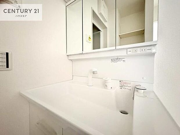 深い洗面台ボウルは、水が跳ねにくいのでお手入れが楽々！清潔感が保てます！キレイな洗面所で自分磨きのモチベーションが上がりますね！