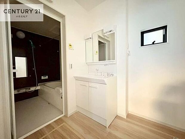 三面鏡仕様の洗面所は、身だしなみがしやすい造り！裏は収納になっています。ドライヤーやお化粧道具を片付けられるので洗面台周りをスッキリと見せることが出来ます！