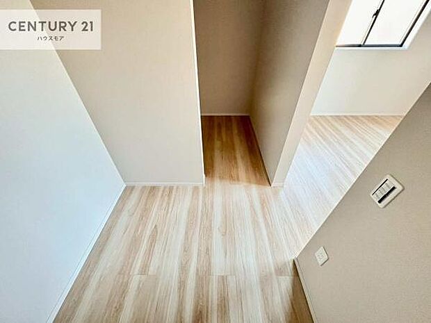 ウォークインクローゼット付きです。たくさんのお洋服などを収納しておけそうですね！他にも扇風機や加湿器など季節物の大きな家電も収納できます。