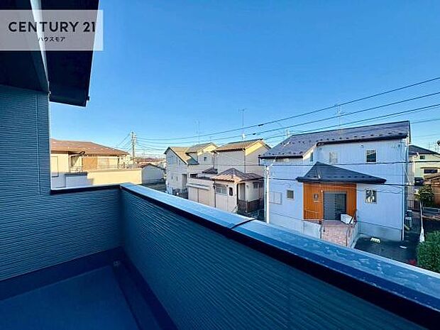 晴れた日には青い空を見渡せる開放的な時間を楽しめます。気持ちの良い風が通り抜ける街並みです！