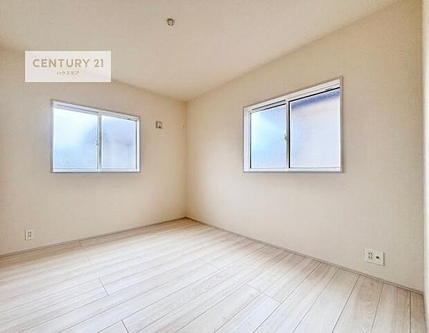 明るく風通しの良い居室です。「シンプル」にデザインされた室内。自由度が高いので家具やレイアウトでお好みの空間を創り上げられます。是非一度、現地にてご確認ください。（同仕様）