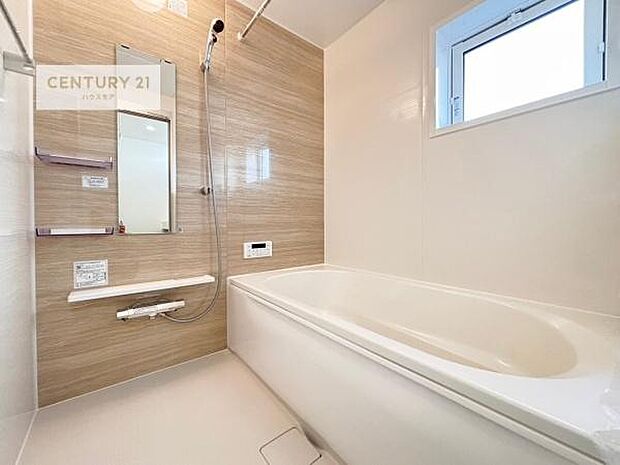 1日の疲れをしっかりと癒してくれる浴室です。おうちの素敵なリラクゼーション場所ですね。（同仕様）