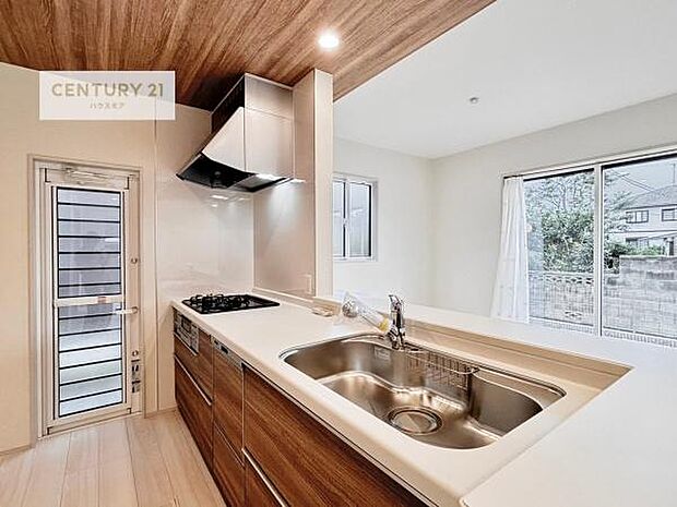 大人気の対面式システムキッチンを採用しています！ご家族のコミュニケーションが自然と増える設計です。お子様にも目が届くので嬉しいですね。収納力もあります！（同仕様）