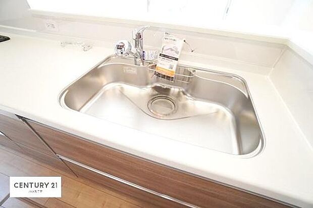 ワイドなシンクですね！水が跳ねにくく洗物がしやすい家事が楽々仕様のシステムキッチンです！デザイン性と機能性を兼ねたキッチンで清潔感がありますね！（同仕様）
