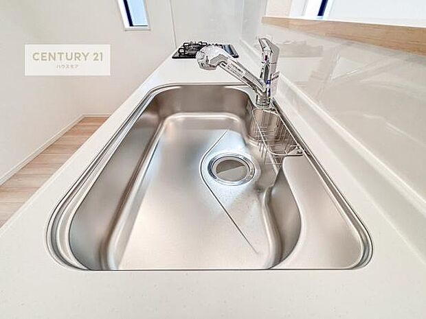 ワイドなシンクですね！水が跳ねにくく洗物がしやすい家事が楽々仕様のシステムキッチンです！デザイン性と機能性を兼ねたキッチンで清潔感がありますね！(同仕様)
