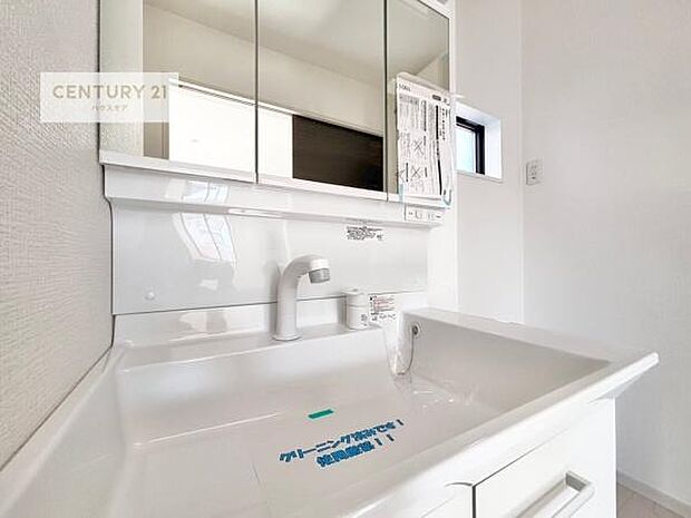 洗面台のボウルが深く床に水が跳ねにくいです！それにお掃除がしやすい使い勝手の良い白を基調とした清潔感のある洗面台で気持ちよくお使いいただけます！（同仕様）