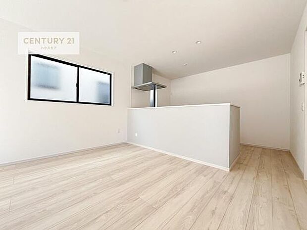 心地良いリビングは家族が自然と集まります。家族団欒の時間が増えそうです。ご家族と、より一層充実した時間を過ごせそうですね。明るく開放的な空間です。(同仕様）