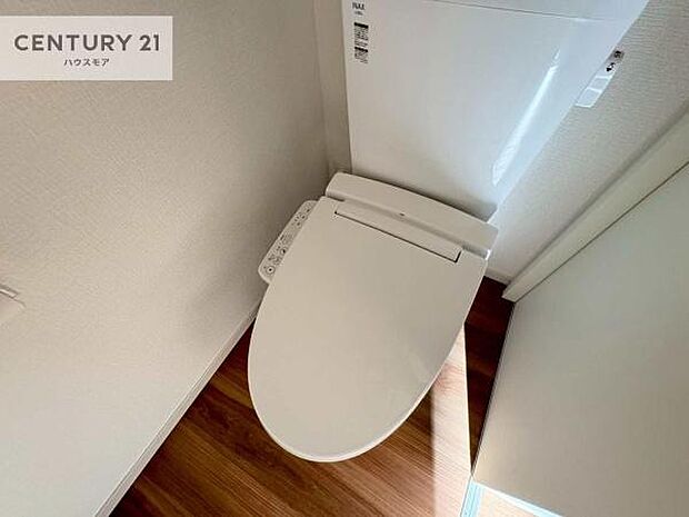 1・2階にトイレがございます！朝の忙しい時間帯も待たずにすみそうですね。白を基調とした清潔感のあるトイレでお手入れがしやすいです！