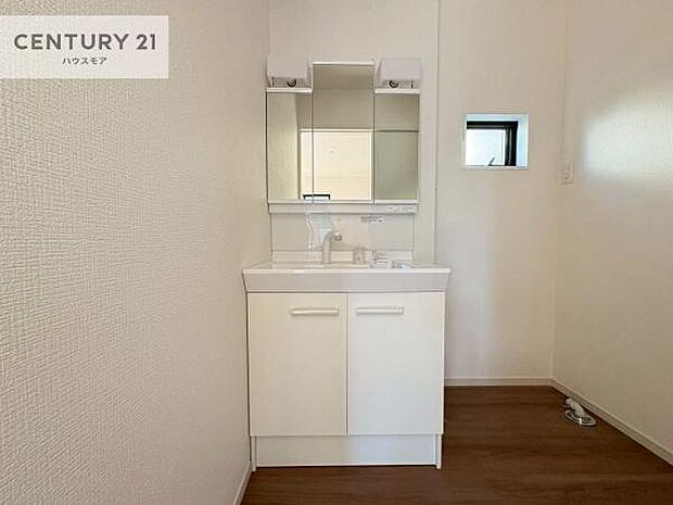 小窓付きの明るい洗面室です！湿気もすぐに入れ替えができて清潔に保つことができます！自然光が差し込むのでお化粧の仕上がりも良くなりますね！