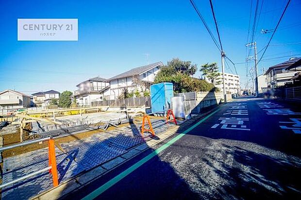 前面道路は4ｍ！陽当り良好な立地です。車庫入れが苦手な方も安心ですね。