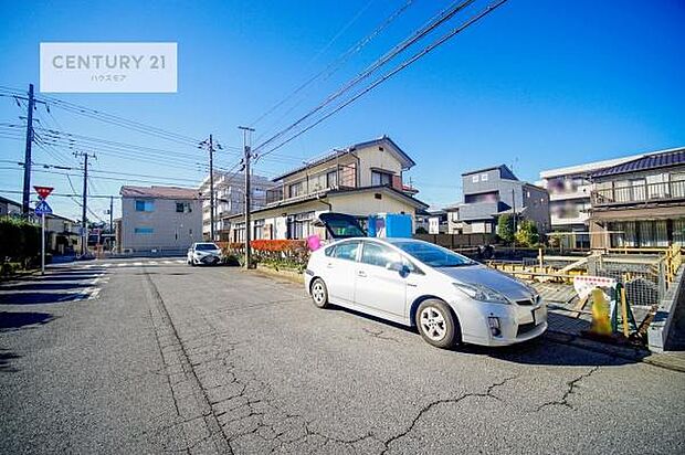 前面道路は9.1ｍ！陽当り良好な立地です。車庫入れが苦手な方も安心ですね。