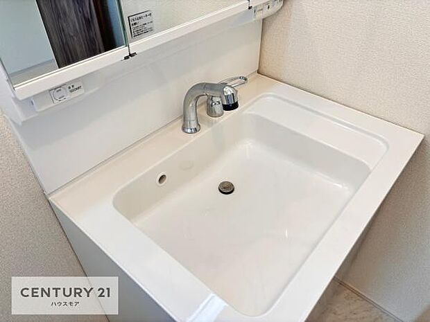 洗面台のボウルが深く床に水が跳ねにくいです！それにお掃除がしやすい使い勝手の良い白を基調とした清潔感のある洗面台で気持ちよくお使いいただけます！（同仕様）