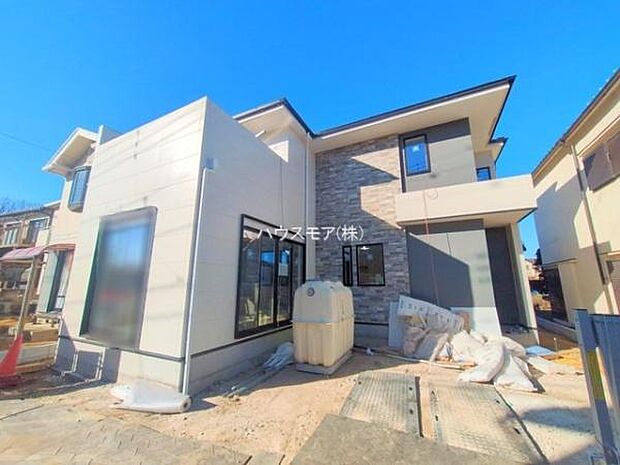 駐車スペースは2台分あります！セカンドカーはもちろん、バイクや自転車なども置き場所に困りません。