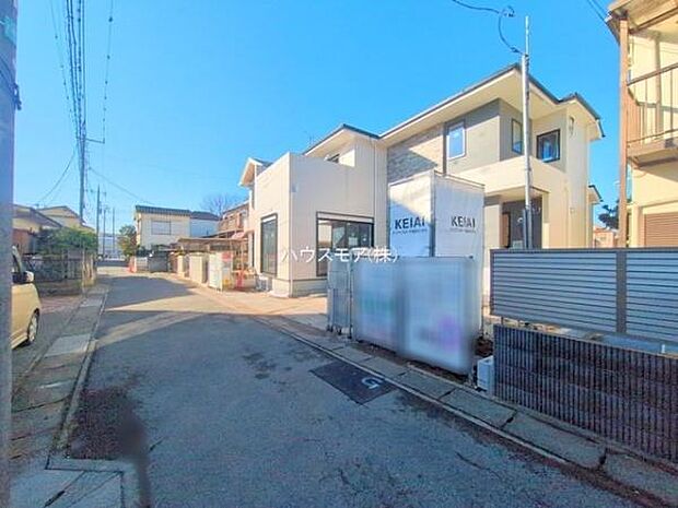 前面道路は4ｍ！陽当り良好な立地です。車庫入れが苦手な方も安心ですね。