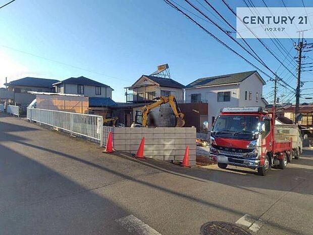 前面道路は6ｍ×4.5ｍ！陽当り良好な立地です。車庫入れが苦手な方も安心ですね。
